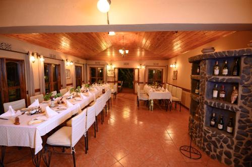 En restaurant eller et andet spisested på KUDU LODGE & CAMPSITE