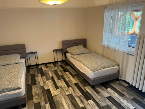 a room with two beds and a window at Ferienwohnung-Monteurwohnung in Homburg