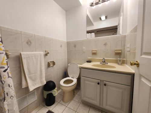een kleine badkamer met een toilet en een wastafel bij Close to NYC - 3BD Spacious and Secluded apt in Jersey City