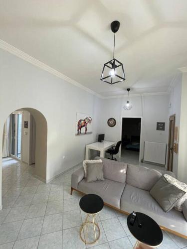 ein Wohnzimmer mit einem Sofa und einem Tisch in der Unterkunft Private Spacious Apartment in Athen