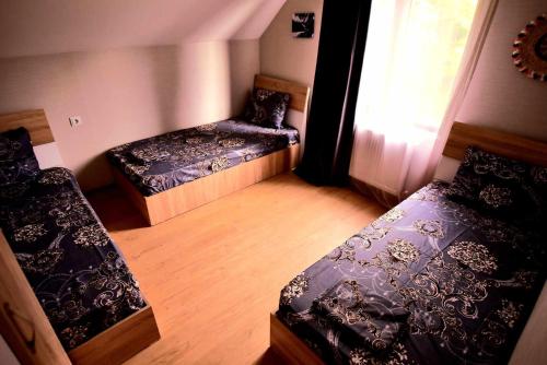 une petite chambre avec deux lits et une fenêtre dans l'établissement RESORT WEEKEND BoRJOMI, à Bordjomi