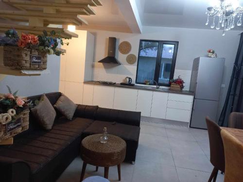 un salon avec un canapé et une cuisine dans l'établissement RESORT WEEKEND BoRJOMI, à Bordjomi