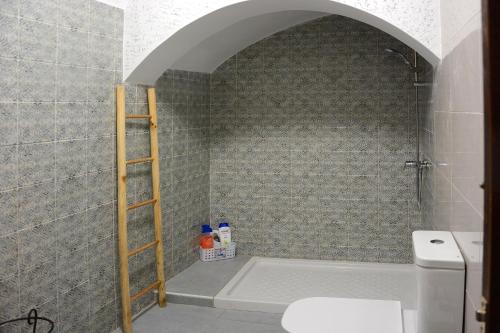 La salle de bains est pourvue d'une douche, de toilettes et d'un lavabo. dans l'établissement La Posada de Redios, à Cañaveral
