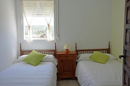 - 2 lits dans une chambre avec fenêtre dans l'établissement La Posada de Redios, à Cañaveral