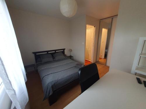 une petite chambre avec un lit et une fenêtre dans l'établissement Chambre avec cuisine indépendante à 25 min du capitole, à Auzeville-Tolosane