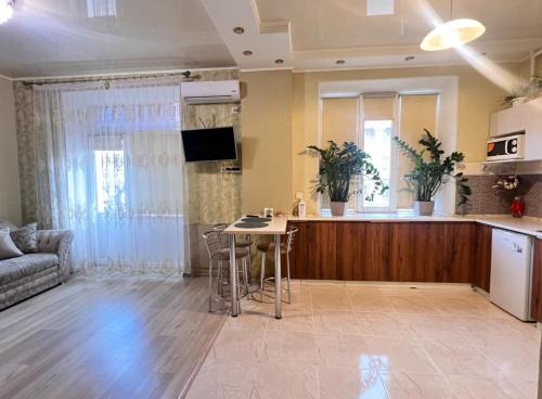 cocina y sala de estar con mesa en Apartments on Perspektivnaya, en Kropyvnytskyi