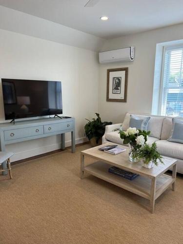 ペトスキーにあるUpstairs at the Lakeのギャラリーの写真