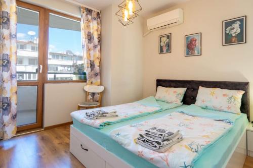 Postel nebo postele na pokoji v ubytování Joy Apartment Burgas center free parking