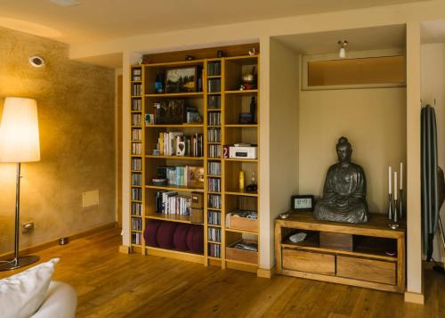 une chambre avec une étagère remplie de livres dans l'établissement Appartement de Charme avec piscine privée, à Villecroze