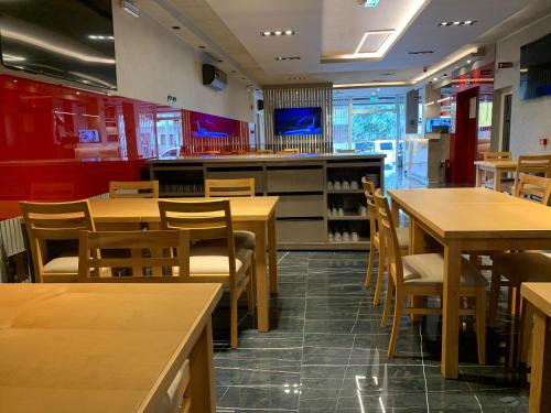 a dining room with wooden tables and chairs at Benjamín I in San Salvador de Jujuy