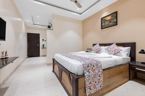 ein Schlafzimmer mit einem großen Bett in einem Zimmer in der Unterkunft VEERA RESIDENCY in Tiruvallūr