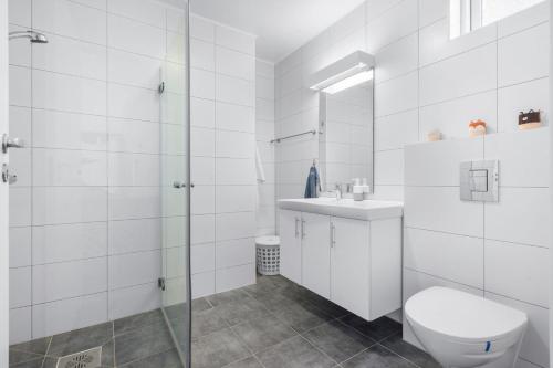 納爾維克的住宿－Feriehus Øyjord，白色的浴室设有卫生间和水槽。