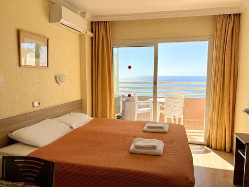um quarto com uma cama e vista para o oceano em Stella Maris Estrella del Mar Ecobeach Fuengirola em Fuengirola