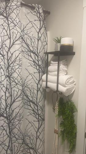 baño con toallero eléctrico y cortina de ducha en Stay With Precious, en Halifax