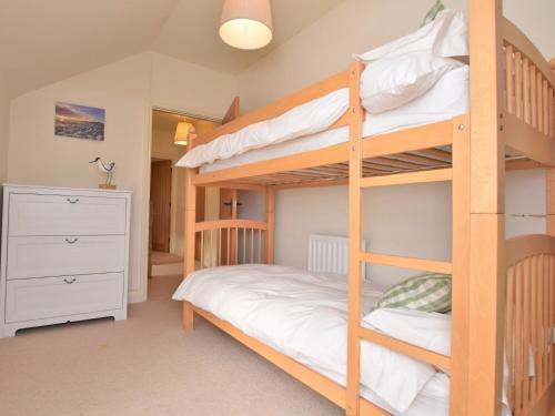 Cette chambre dispose de lits superposés et de 2 lits superposés. dans l'établissement 3 Bed in Seahouses GSEAS, à North Sunderland