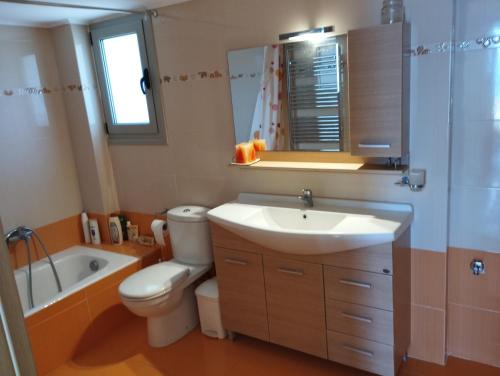 クシロカストロにあるCasa Manolisのバスルーム(洗面台、トイレ、バスタブ付)