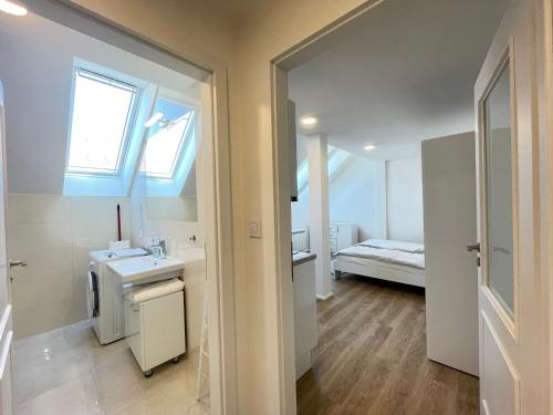 La salle de bains est pourvue d'un lavabo et d'un lit dans la chambre. dans l'établissement Petrska apartment 6, à Prague