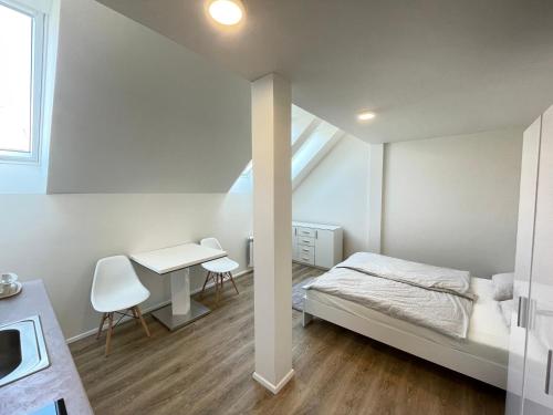 - une petite chambre avec un lit et un bureau dans l'établissement Petrska apartment 6, à Prague