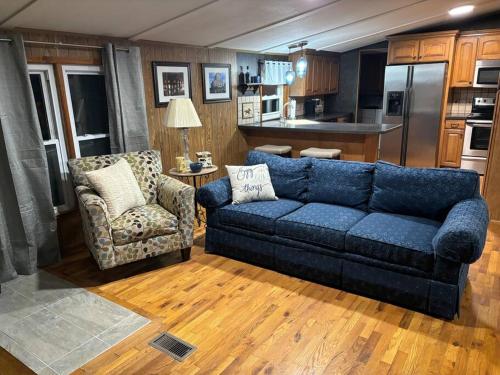 sala de estar con sofá azul y silla en Bourbon Trail Hideaway en Frankfort