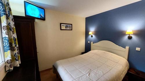 une chambre avec un lit et une télévision à écran plat dans l'établissement Le Domaine du Golf de Pinsolle - maeva Home - Appartement 2 pièces 5 personnes - Sélection MAE-4944, à Soustons