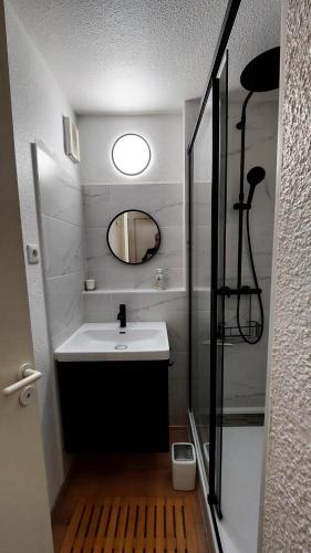 une salle de bain avec un lavabo et un miroir dans l'établissement Le Domaine du Golf de Pinsolle - maeva Home - Appartement 2 pièces 5 personnes - Sélection MAE-4944, à Soustons