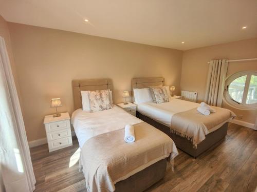 Кровать или кровати в номере Moneylands Farm Self-Catering Apartments