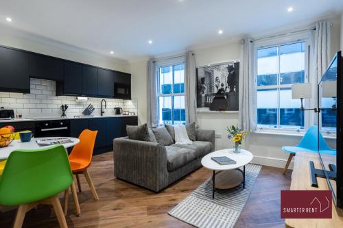 a living room with a couch and a table at Central Richmond - Modern 1 Bedroom Flat in Richmond upon Thames