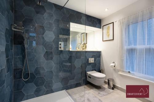 uma casa de banho com um chuveiro, um WC e um lavatório. em 1 Bedroom Apartment - Central Richmond-upon-Thames em Richmond upon Thames