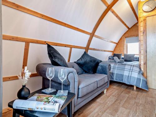 uma sala de estar com um sofá e uma cama em 1 Bed in Bristol 94006 em Chew Magna