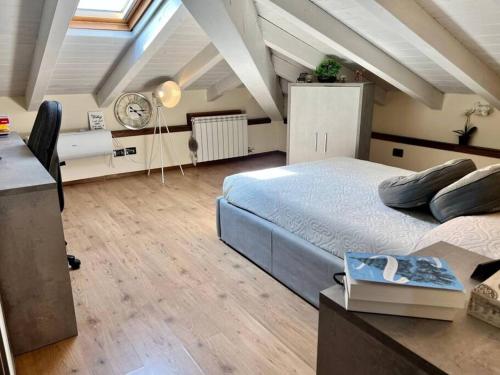 a bedroom with a large bed in a attic at Residence il Cascinale in Peschiera del Garda