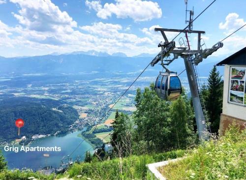 a gondola ride up a hill with a view at Apartment am Ossiachersee mit eigenem Seezugang in Landskron