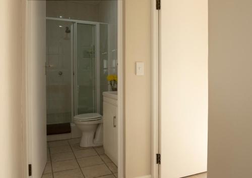 Ένα μπάνιο στο Twin Gables, centrally located 2 bedroom apartment