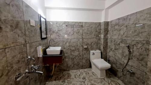 Ванна кімната в HOTEL D INDIAN KARGIL
