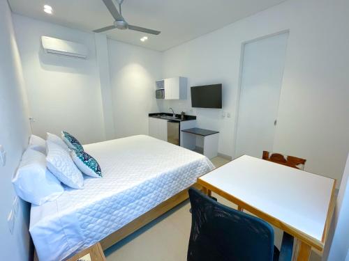 ein kleines Schlafzimmer mit einem Bett und einem Tisch in der Unterkunft Apartaestudio Brumilo 2 in Montería