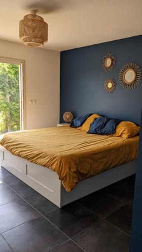 une chambre avec un lit avec un mur bleu dans l'établissement Villa climatisée avec piscine, à Ancône