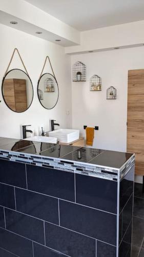 La salle de bains est pourvue de 2 lavabos et de 2 miroirs sur le mur. dans l'établissement Villa climatisée avec piscine, à Ancône