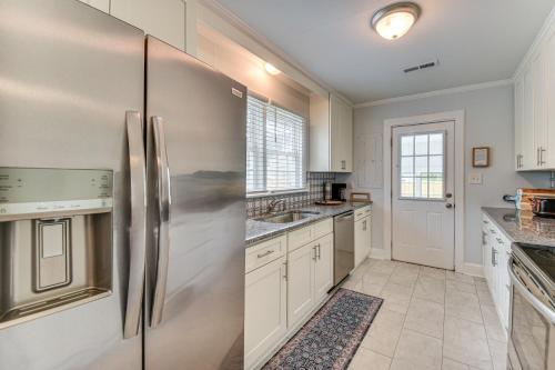 Dapur atau dapur kecil di Elizabeth City Abode with Fenced Yard, Near Downtown