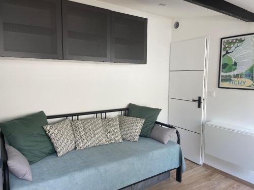 - un salon avec un canapé et des oreillers dans l'établissement Studio Vichy Marol, à Vichy