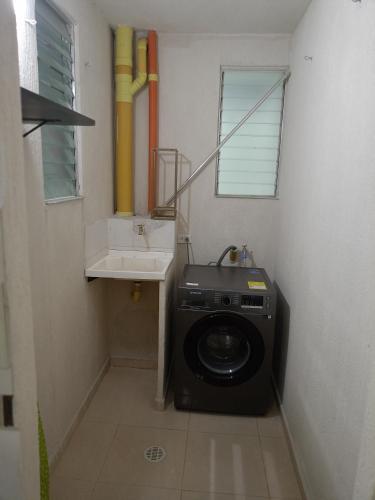 - Lavadora en una habitación pequeña con lavabo en Excepcional Apartamento, en Valledupar