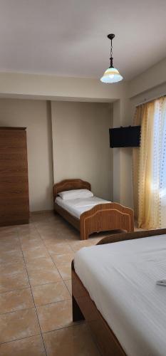 a hotel room with two beds and a window at Villa Bianca1 in Piqeras