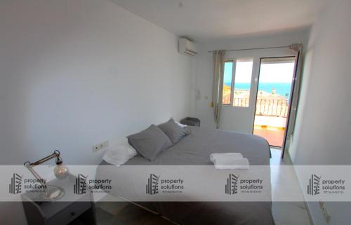 - une chambre avec un lit et une vue sur l'océan dans l'établissement Lomas de Mena 20 - Ático con vistas al mar - Barbacoa y Piscina- PARKING GRATIS -EXCELENTE CONEXIÓN WIFI, à Benalmádena