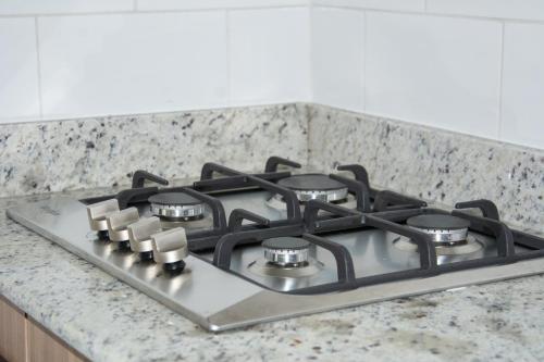 a stove top oven sitting on top of a counter at Casa estilo cabaña “Villa Sol” en Alto Boquete in Boquete