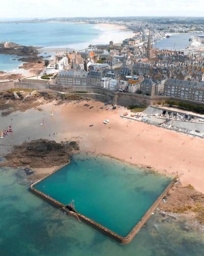 une vue aérienne d'une plage et d'une ville dans l'établissement Studio à 100m à pied de la plage et de la digue du sillon, à Saint-Malo