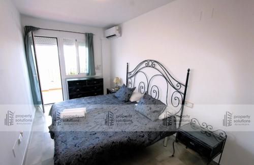 ベナルマデナにあるLomas de Mena, 21 - Ático con vistas al mar - Piscina y Barbacoa - PARKING GRATIS - EXCELENTE CONEXIÓN WIFIのベッドルーム1室(大型ベッド1台付)