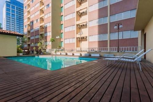 una piscina al centro di un edificio di Hotel Pan Americano a San Paolo