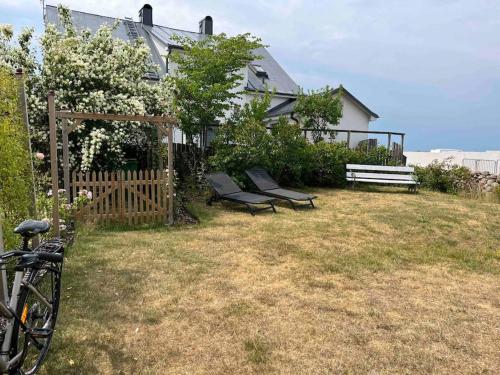 two benches in a yard next to a house at Korsvirkeslänga in Helsingborg