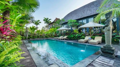 einen Pool vor einer Villa in der Unterkunft Picturesque Private Joglo Villa Near Monkey Forest in Ubud