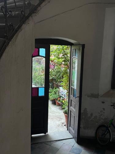 an entrance to a house with a door with stained glass at Studio apartament in Arad