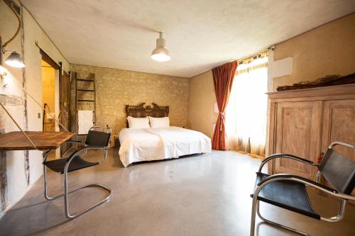 En eller flere senge i et værelse på Domaine De Chantemerle B'nB