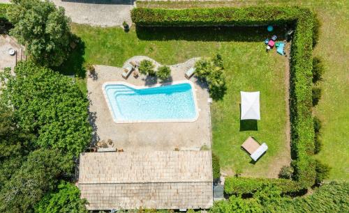 una vista aérea de una piscina en un patio en Villa Niloan, en Olbia